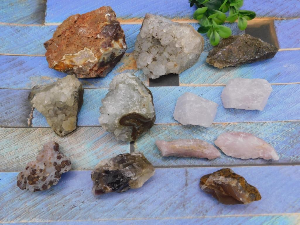 MIXED ROUGH LOT ROCK STONE LAPIDARY SPECIMEN: MIXED ROUGH LOT ROCK STONE LAPIDARY SPECIMEN - Authentic estate find offered in our online auction. Perfect for collectors, resellers, and enthusiasts of vintage, antiques, minerals, rocks, crystals, 