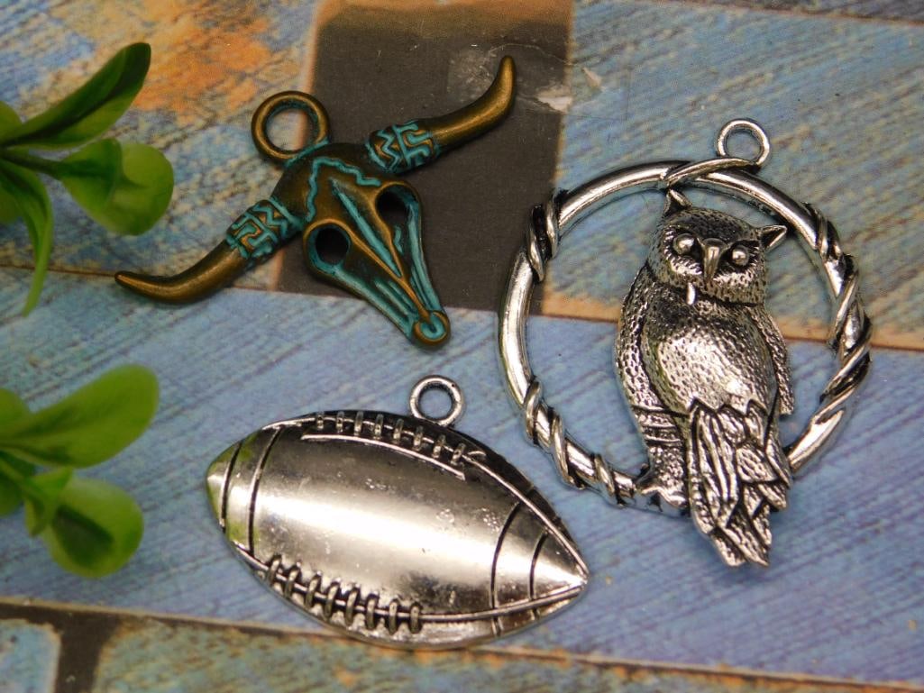 MIXED PENDANTS: MIXED PENDANTS - Authentic estate find offered in our online auction. Perfect for collectors, resellers, and enthusiasts of vintage, antiques, minerals, rocks, crystals, jewelry, and rare unique piece