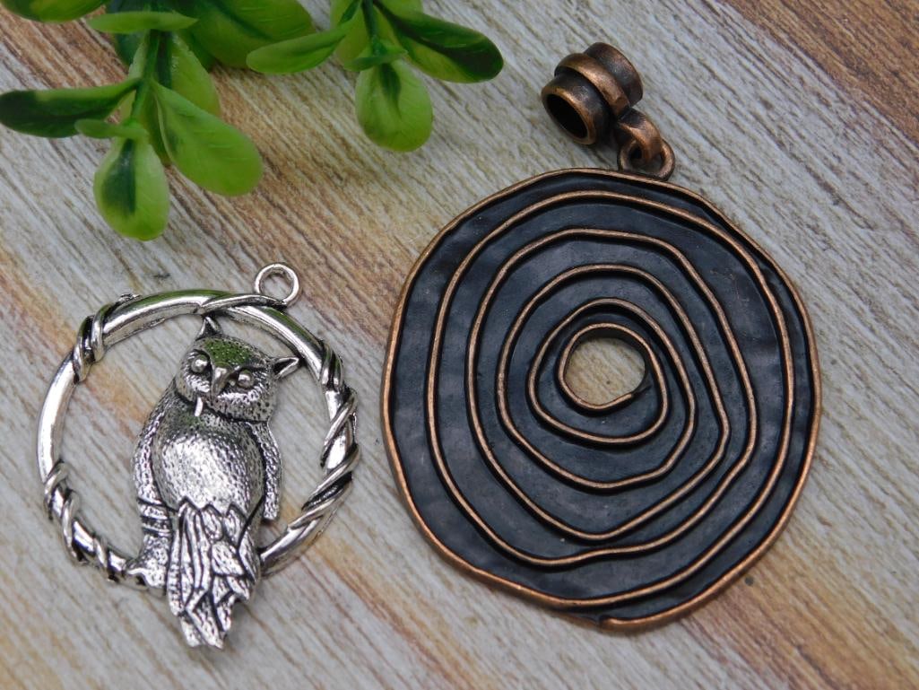 MIXED PENDANTS: MIXED PENDANTS - Authentic estate find offered in our online auction. Perfect for collectors, resellers, and enthusiasts of vintage, antiques, minerals, rocks, crystals, jewelry, and rare unique piece