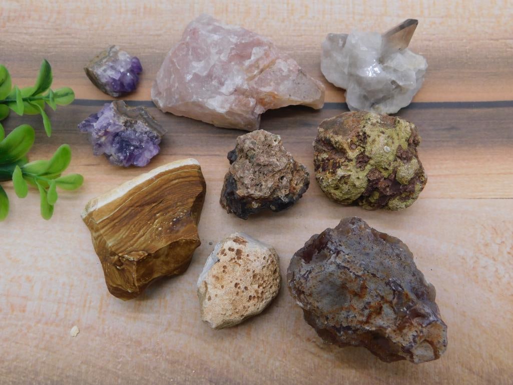MIXED ROUGH ROCK STONE LAPIDARY SPECIMEN: MIXED ROUGH ROCK STONE LAPIDARY SPECIMEN - Authentic estate find offered in our online auction. Perfect for collectors, resellers, and enthusiasts of vintage, antiques, minerals, rocks, crystals, jewe