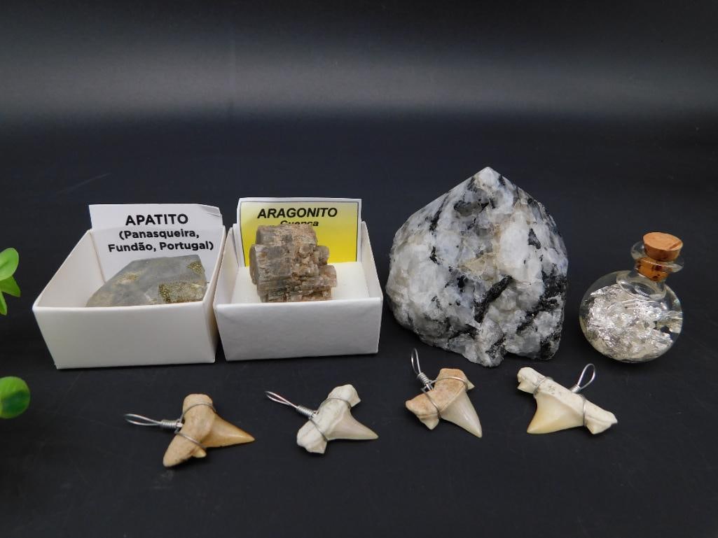 MIXED LOT ROCK STONE LAPIDARY SPECIMEN: MIXED LOT ROCK STONE LAPIDARY SPECIMEN - Authentic estate find offered in our online auction. Perfect for collectors, resellers, and enthusiasts of vintage, antiques, minerals, rocks, crystals, jewelr