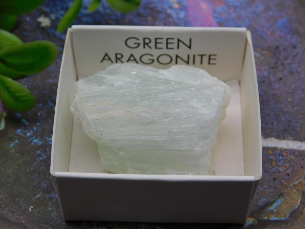 GREEN ARAGONITE ROCK STONE LAPIDARY SPECIMEN: GREEN ARAGONITE ROCK STONE LAPIDARY SPECIMEN - Authentic estate find offered in our online auction. Perfect for collectors, resellers, and enthusiasts of vintage, antiques, minerals, rocks, crystals,