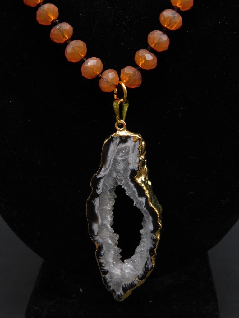 GEODE SLICE PENDANT ON SPARKLE BEAD NECKLACE: GEODE SLICE PENDANT ON SPARKLE BEAD NECKLACE - Authentic estate find offered in our online auction. Perfect for collectors, resellers, and enthusiasts of vintage, antiques, minerals, rocks, crystals,