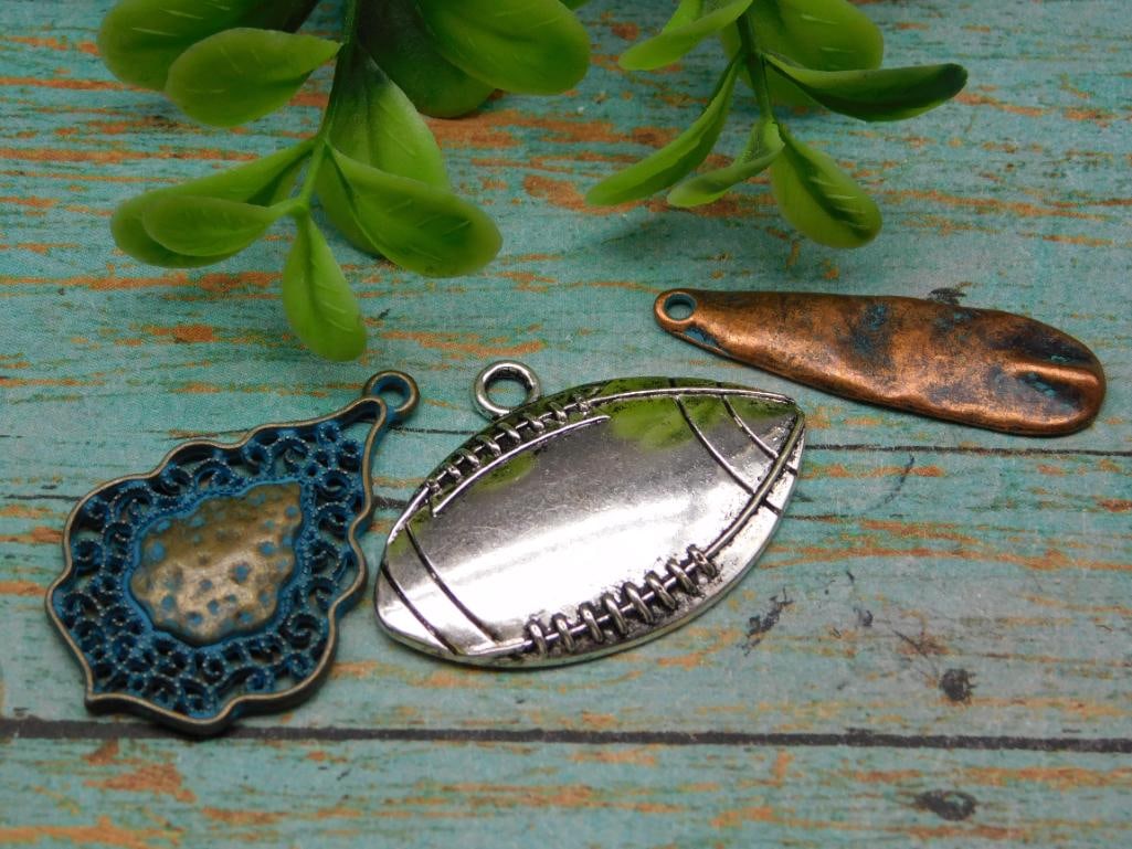 MIXED PENDANTS: MIXED PENDANTS - Authentic estate find offered in our online auction. Perfect for collectors, resellers, and enthusiasts of vintage, antiques, minerals, rocks, crystals, jewelry, and rare unique piece