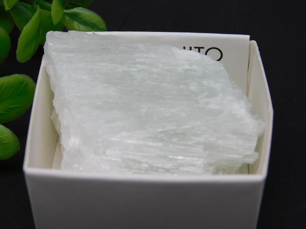 GREEN ARAGONITE ROCK STONE LAPIDARY SPECIMEN: GREEN ARAGONITE ROCK STONE LAPIDARY SPECIMEN - Authentic estate find offered in our online auction. Perfect for collectors, resellers, and enthusiasts of vintage, antiques, minerals, rocks, crystals,