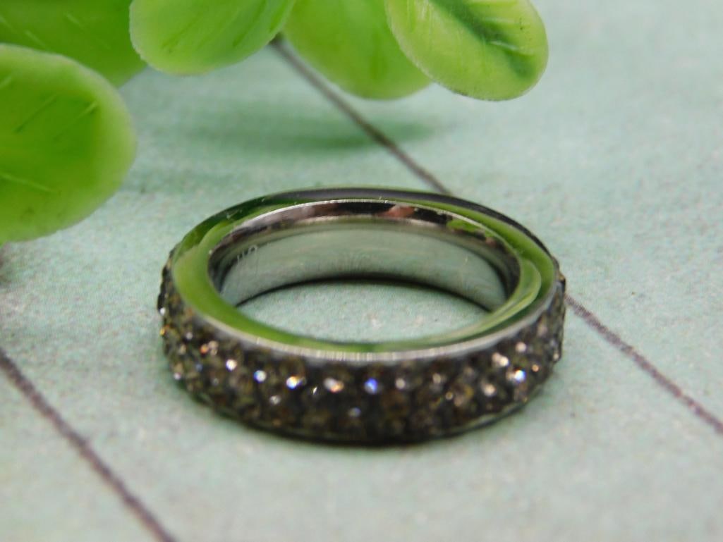 STONE RING ROCK STONE LAPIDARY SPECIMEN: STONE RING ROCK STONE LAPIDARY SPECIMEN - Authentic estate find offered in our online auction. Perfect for collectors, resellers, and enthusiasts of vintage, antiques, minerals, rocks, crystals, jewel