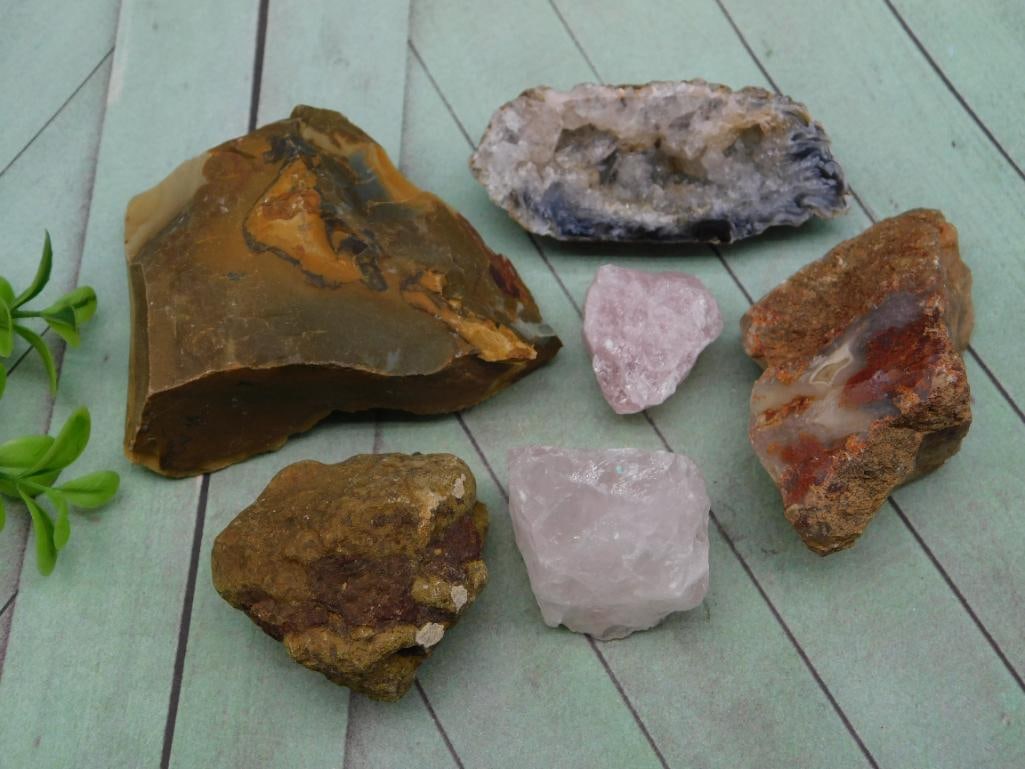 MIXED ROUGH LOT ROCK STONE LAPIDARY SPECIMEN: MIXED ROUGH LOT ROCK STONE LAPIDARY SPECIMEN - Authentic estate find offered in our online auction. Perfect for collectors, resellers, and enthusiasts of vintage, antiques, minerals, rocks, crystals, 
