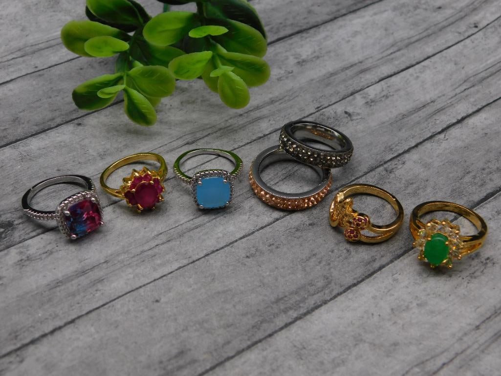 STONE RINGS ROCK STONE LAPIDARY SPECIMEN: STONE RINGS ROCK STONE LAPIDARY SPECIMEN - Authentic estate find offered in our online auction. Perfect for collectors, resellers, and enthusiasts of vintage, antiques, minerals, rocks, crystals, jewe