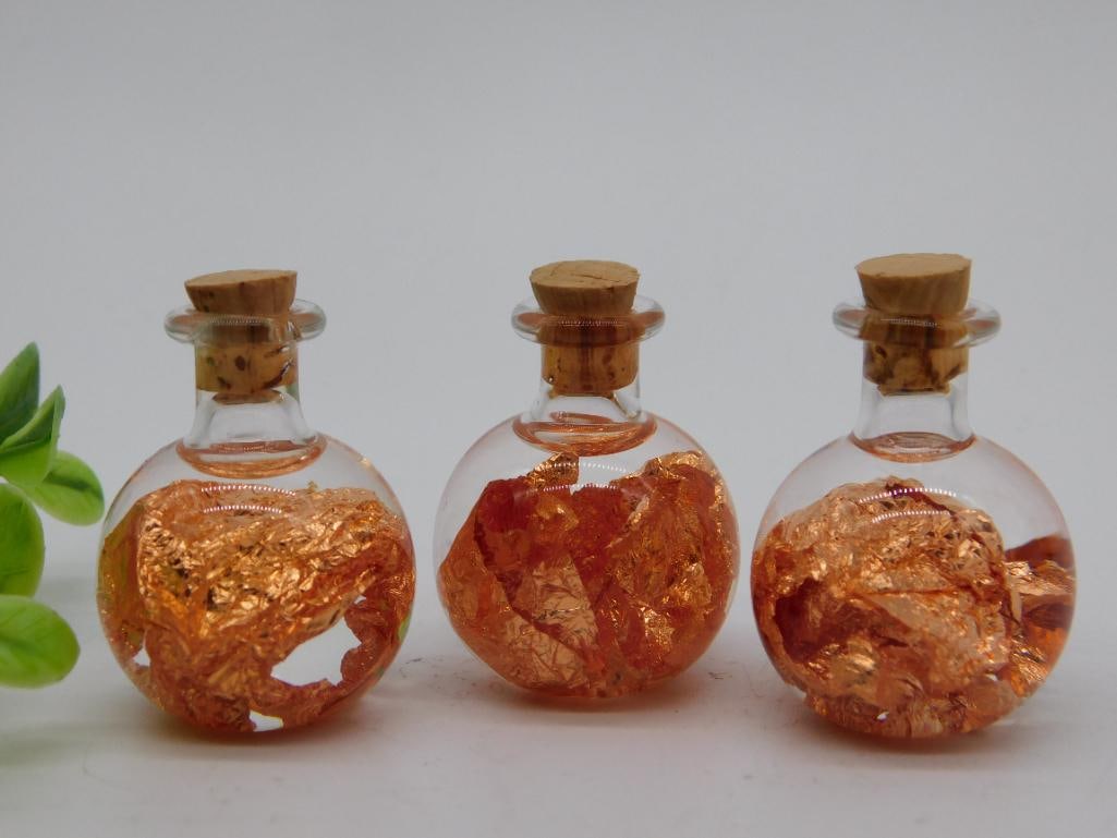 COPPER FLAKES IN BOTTLE ROCK STONE LAPIDARY SPECIMEN: COPPER FLAKES IN BOTTLE ROCK STONE LAPIDARY SPECIMEN - Authentic estate find offered in our online auction. Perfect for collectors, resellers, and enthusiasts of vintage, antiques, minerals, rocks, cr