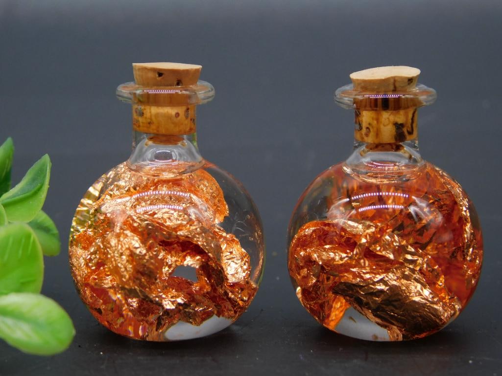 COPPER FLAKES IN BOTTLE ROCK STONE LAPIDARY SPECIMEN: COPPER FLAKES IN BOTTLE ROCK STONE LAPIDARY SPECIMEN - Authentic estate find offered in our online auction. Perfect for collectors, resellers, and enthusiasts of vintage, antiques, minerals, rocks, cr