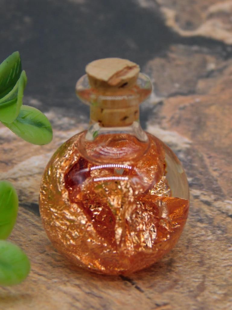 COPPER FLAKES IN BOTTLE ROCK STONE LAPIDARY SPECIMEN: COPPER FLAKES IN BOTTLE ROCK STONE LAPIDARY SPECIMEN - Authentic estate find offered in our online auction. Perfect for collectors, resellers, and enthusiasts of vintage, antiques, minerals, rocks, cr