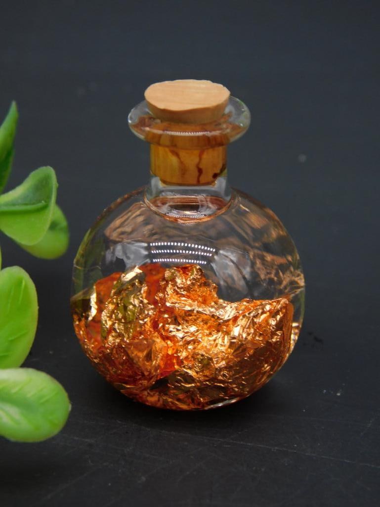 COPPER FLAKES IN BOTTLE ROCK STONE LAPIDARY SPECIMEN: COPPER FLAKES IN BOTTLE ROCK STONE LAPIDARY SPECIMEN - Authentic estate find offered in our online auction. Perfect for collectors, resellers, and enthusiasts of vintage, antiques, minerals, rocks, cr