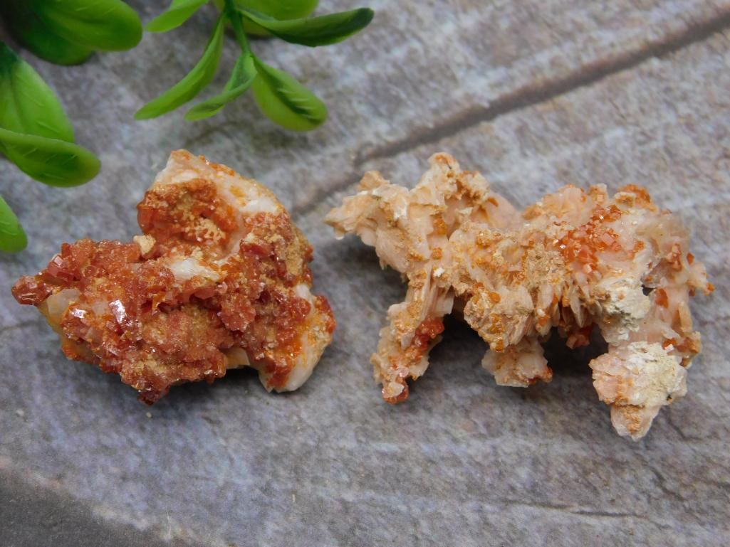 VANADINITE ROCK STONE LAPIDARY SPECIMEN: VANADINITE ROCK STONE LAPIDARY SPECIMEN - Authentic estate find offered in our online auction. Perfect for collectors, resellers, and enthusiasts of vintage, antiques, minerals, rocks, crystals, jewel