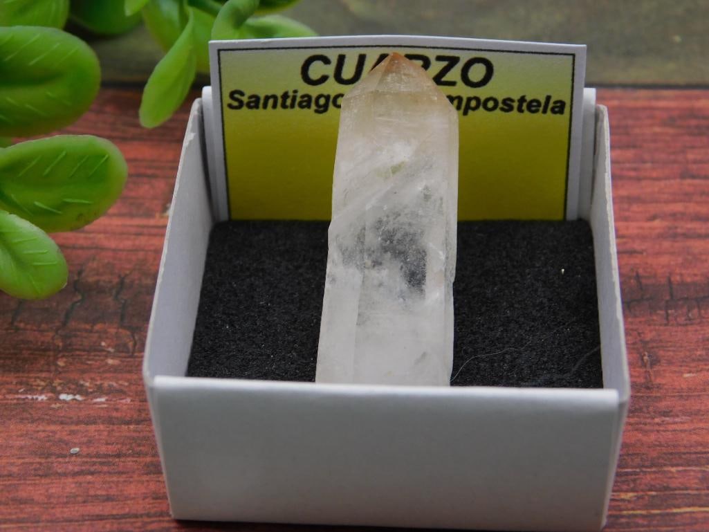 CUARZO ROCK STONE LAPIDARY SPECIMEN: CUARZO ROCK STONE LAPIDARY SPECIMEN — Part of our Discover Mystic Finds, Crystals and Gems auction at HATMAN'S Auctions! Please see photos for measurements and condition. YES, we have in-house shipp