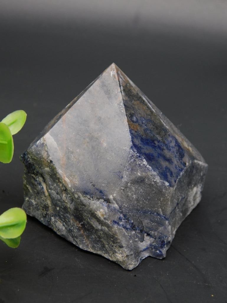 SODALITE POINT ROCK STONE LAPIDARY SPECIMEN: SODALITE POINT ROCK STONE LAPIDARY SPECIMEN - Authentic estate find offered in our online auction. Perfect for collectors, resellers, and enthusiasts of vintage, antiques, minerals, rocks, crystals,