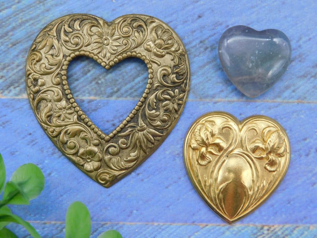 HEART AND MIXED METAL FINDINGS: HEART AND MIXED METAL FINDINGS - Authentic estate find offered in our online auction. Perfect for collectors, resellers, and enthusiasts of vintage, antiques, minerals, rocks, crystals, jewelry, and r