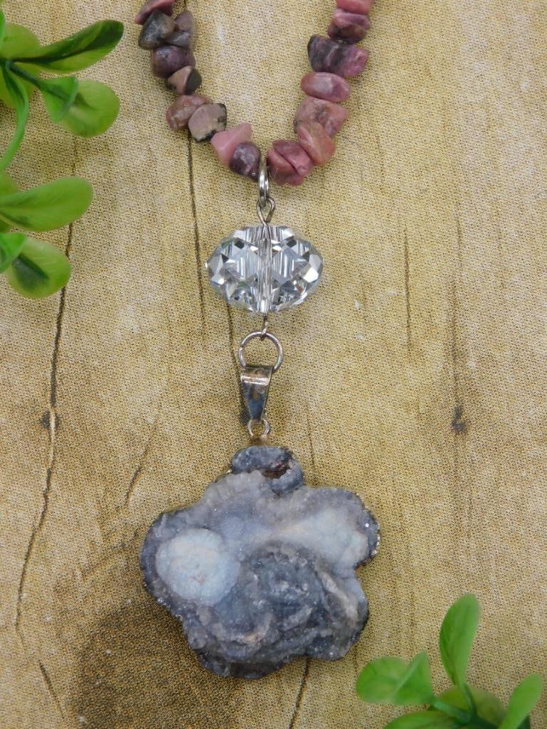 DRUZY QUARTZ PENDANT ON STONE CHIP NECKLACE: DRUZY QUARTZ PENDANT ON STONE CHIP NECKLACE - Authentic estate find offered in our online auction. Perfect for collectors, resellers, and enthusiasts of vintage, antiques, minerals, rocks, crystals, j
