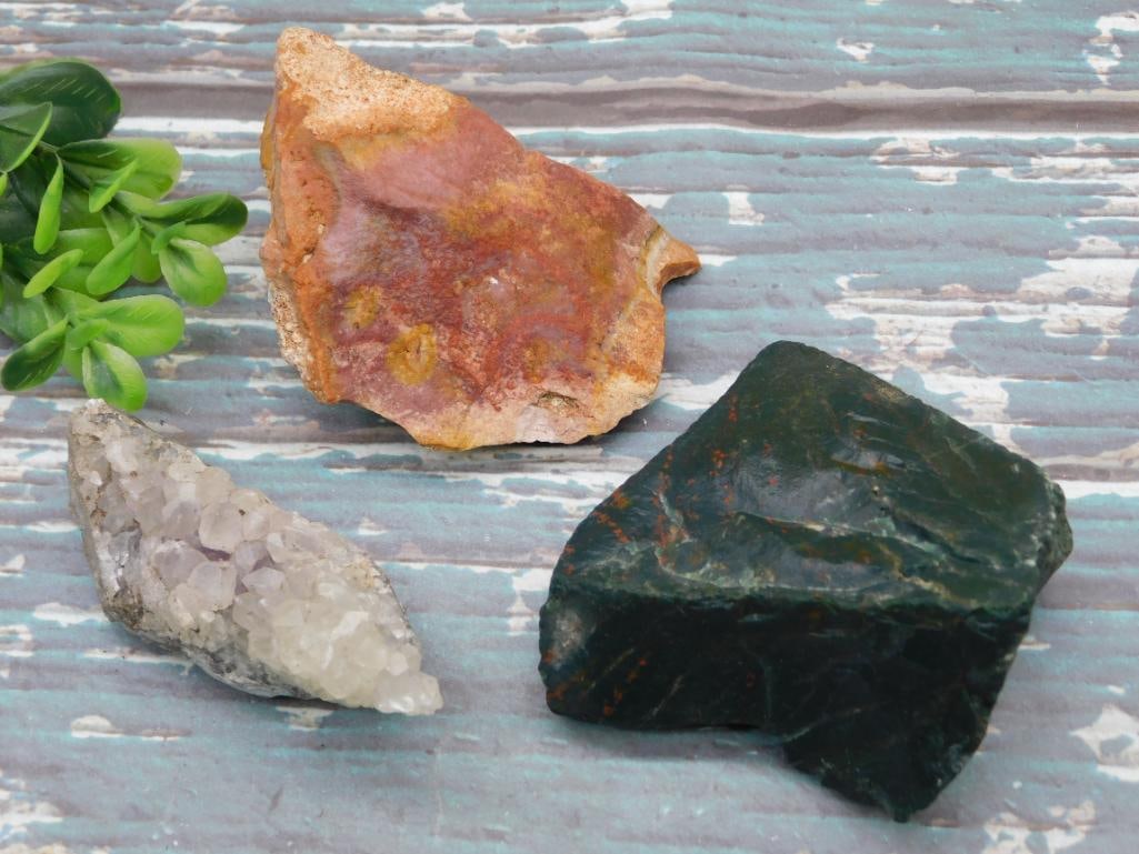 MIXED ROUGH LOT ROCK STONE LAPIDARY SPECIMEN: MIXED ROUGH LOT ROCK STONE LAPIDARY SPECIMEN — Part of our Discover Mystic Finds, Crystals and Gems auction at HATMAN'S Auctions! Please see photos for measurements and condition. YES, we have in-ho