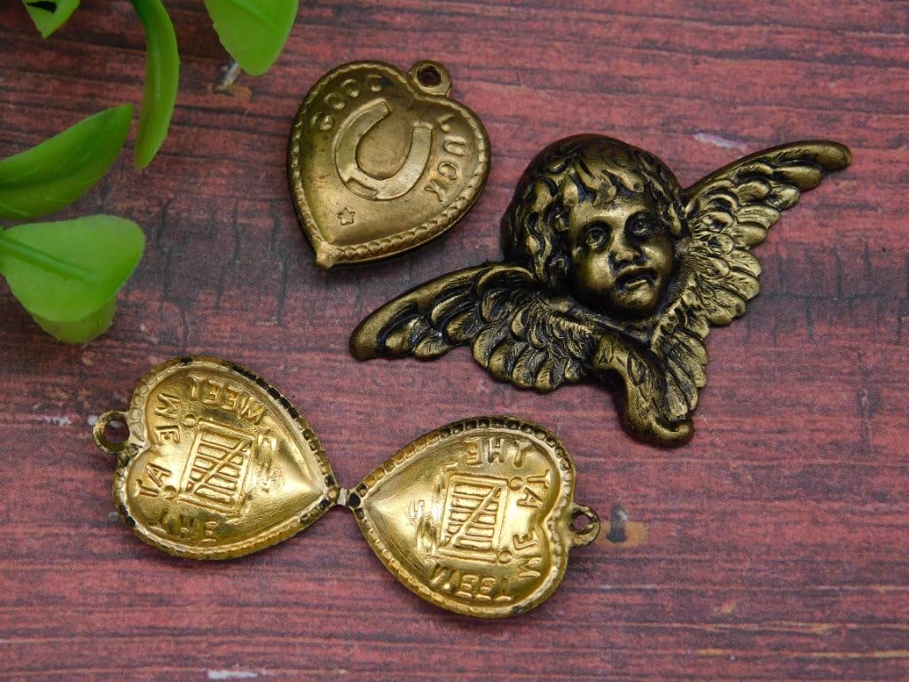 MIXED PENDANTS: MIXED PENDANTS - Part of our Discover Mystic Finds, Crystals and Gems auction at HATMAN'S Auctions! Please see photos for measurements and condition. YES, we have in-house shipping! We have MANY