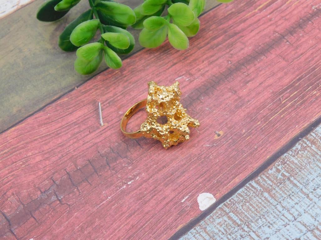 HAMMERED GOLD TONE RING: HAMMERED GOLD TONE RING - Part of our Discover Mystic Finds, Crystals and Gems auction at HATMAN'S Auctions! Please see photos for measurements and condition. YES, we have in-house shipping! We have M