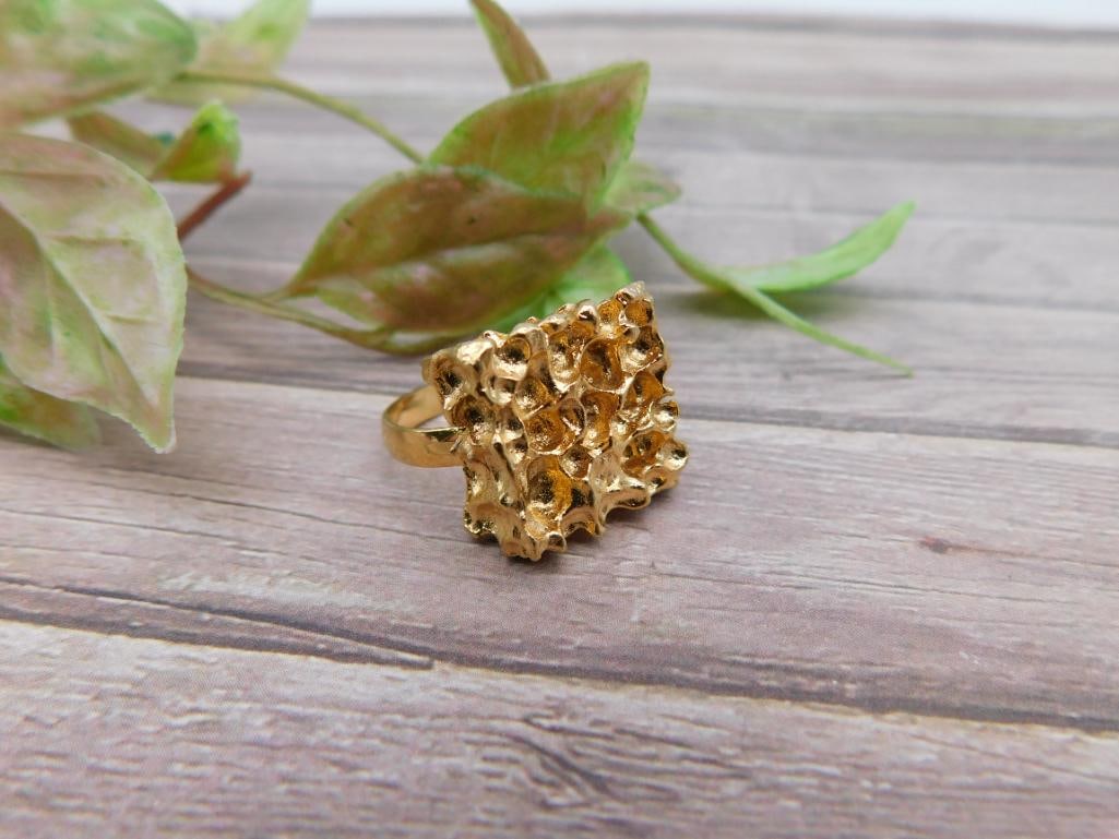 Gold Tone Textured Ring Design: Gold Tone Textured Ring Design - Part of our Discover Gilded Gallery, Crystals and Gems auction at HATMAN'S Auctions! Please see photos for measurements and condition. YES, we have in-house shipping! 