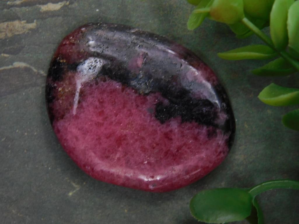 Rhodonite ROCK STONE LAPIDARY SPECIMEN: Rhodonite ROCK STONE LAPIDARY SPECIMEN - Part of our Discover Gilded Gallery, Crystals and Gems auction at HATMAN'S Auctions! Please see photos for measurements and condition. YES, we have in-house sh