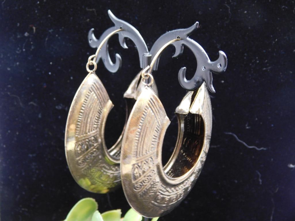 Large Fashion Hoop Earrings: Large Fashion Hoop Earrings - Part of our Discover Gilded Gallery, Crystals and Gems auction at HATMAN'S Auctions! Please see photos for measurements and condition. YES, we have in-house shipping! We