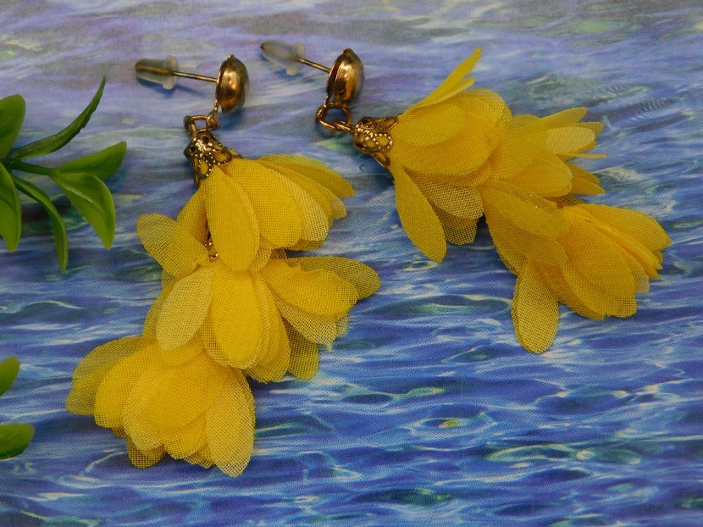 Yellow Floral Earrings: Yellow Floral Earrings - Part of our Discover Gilded Gallery, Crystals and Gems auction at HATMAN'S Auctions! Please see photos for measurements and condition. YES, we have in-house shipping! We have