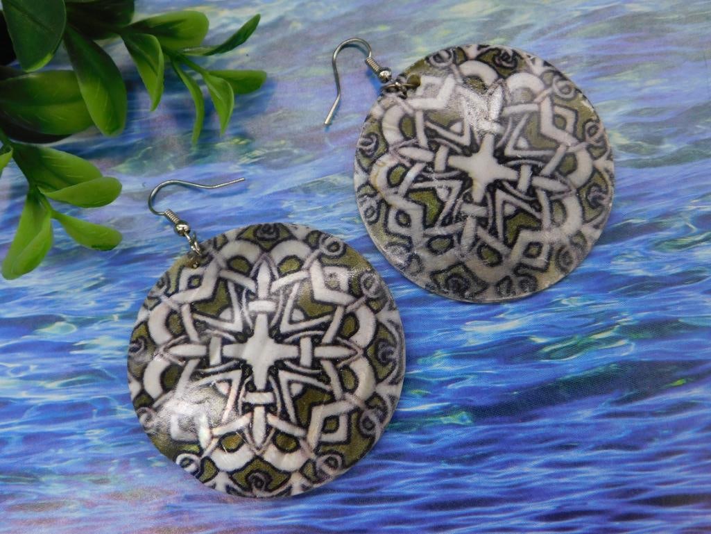 Geometric Style Circle Dangle Earrings: Geometric Style Circle Dangle Earrings - Part of our Discover Gilded Gallery, Crystals and Gems auction at HATMAN'S Auctions! Please see photos for measurements and condition. YES, we have in-house