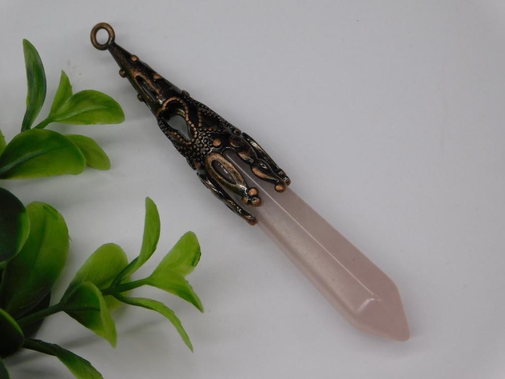 ROSE QUARTZ PENDANT ROCK STONE LAPIDARY SPECIMEN: ROSE QUARTZ PENDANT ROCK STONE LAPIDARY SPECIMEN - Authentic estate find offered in our online auction. Perfect for collectors, resellers, and enthusiasts of vintage, antiques, minerals, rocks, crysta