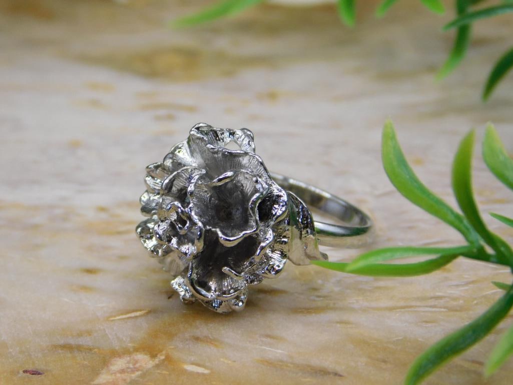 FLOWER RING ROCK STONE LAPIDARY SPECIMEN: FLOWER RING ROCK STONE LAPIDARY SPECIMEN — Part of our Discover Diamond Depot, Crystals and Gems auction at HATMAN'S Auctions! Please see photos for measurements and condition. YES, we have