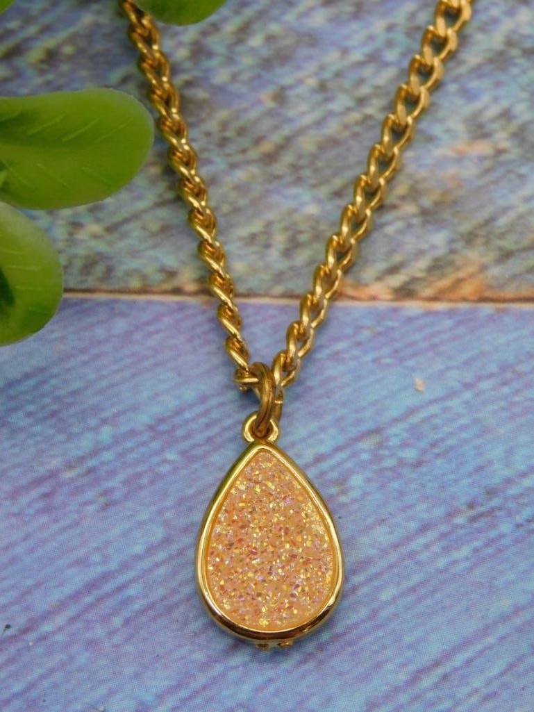 DRUZY QUARTZ NECKLACE ROCK STONE LAPIDARY SPECIMEN: DRUZY QUARTZ NECKLACE ROCK STONE LAPIDARY SPECIMEN - Part of our Discover Golden Attic, Crystals and Gems auction at HATMAN'S Auctions! Please see photos for measurements and condition. YES, we have