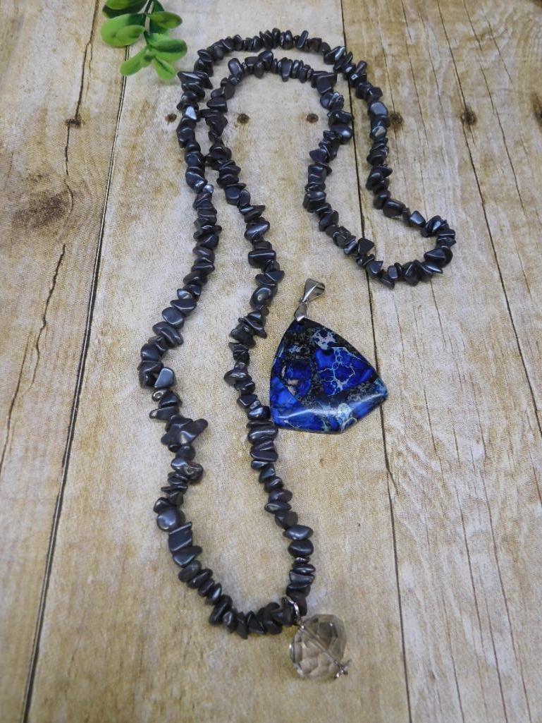 GENUINE STONE NECKLACE ROCK STONE LAPIDARY SPECIMEN: GENUINE STONE NECKLACE ROCK STONE LAPIDARY SPECIMEN — Part of our Discover Buried Treasure, Crystals and Gems auction at HATMAN'S Auctions! Please see photos for measurements and condition. YES, we 