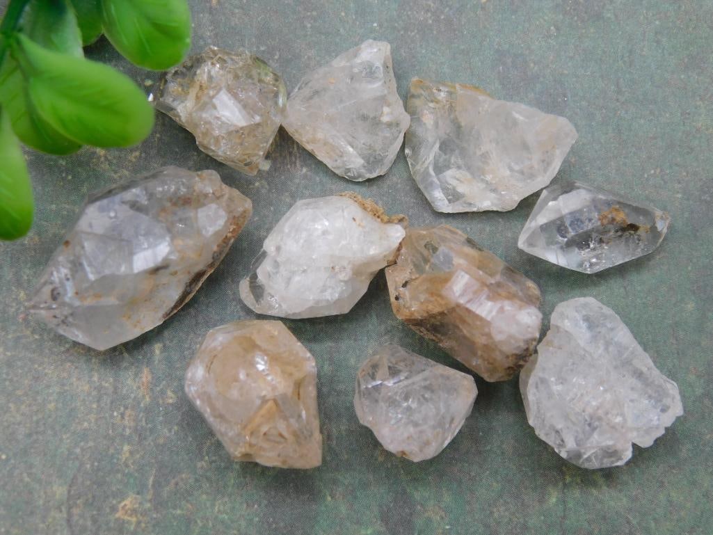 HERKIMER DIAMOND ROCK STONE LAPIDARY SPECIMEN: HERKIMER DIAMOND ROCK STONE LAPIDARY SPECIMEN — Part of our Discover Buried Treasure, Crystals and Gems auction at HATMAN'S Auctions! Please see photos for measurements and condition. YES, we have i