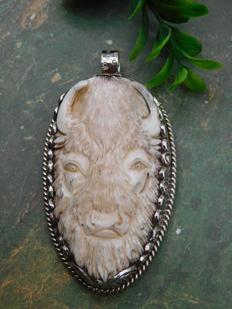 CARVED BONE BISON PENDANT ROCK STONE LAPIDARY SPECIMEN: CARVED BONE BISON PENDANT ROCK STONE LAPIDARY SPECIMEN