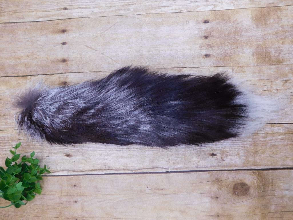 FOX TAIL TAXIDERMY: WELCOME TO HATMAN AUCTIONS! SPECIAL NOTICE: Please see photos for measurements and descriptions. ***Yes, we have in house shipping with MANY REPEAT CUSTOMERS because of our streamlined service. ****We