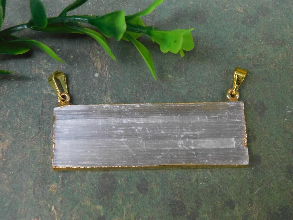 SELENITE PENDANT ROCK STONE LAPIDARY SPECIMEN: WELCOME TO HATMAN AUCTIONS! SPECIAL NOTICE: Please see photos for measurements and descriptions. ***Yes, we have in house shipping with MANY REPEAT CUSTOMERS because of our streamlined service.