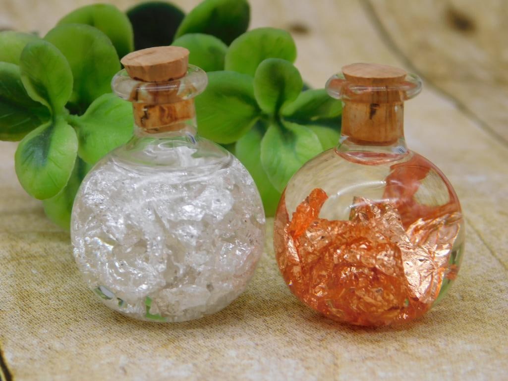 SILVER AND COPPER FLAKES IN BOTTLES ROCK STONE LAPIDARY SPECIMEN: SILVER AND COPPER FLAKES IN BOTTLES ROCK STONE LAPIDARY SPECIMEN — Part of our Discover Hidden Harbor, Crystals and Gems auction at HATMAN'S Auctions! Please see photos for measurements and