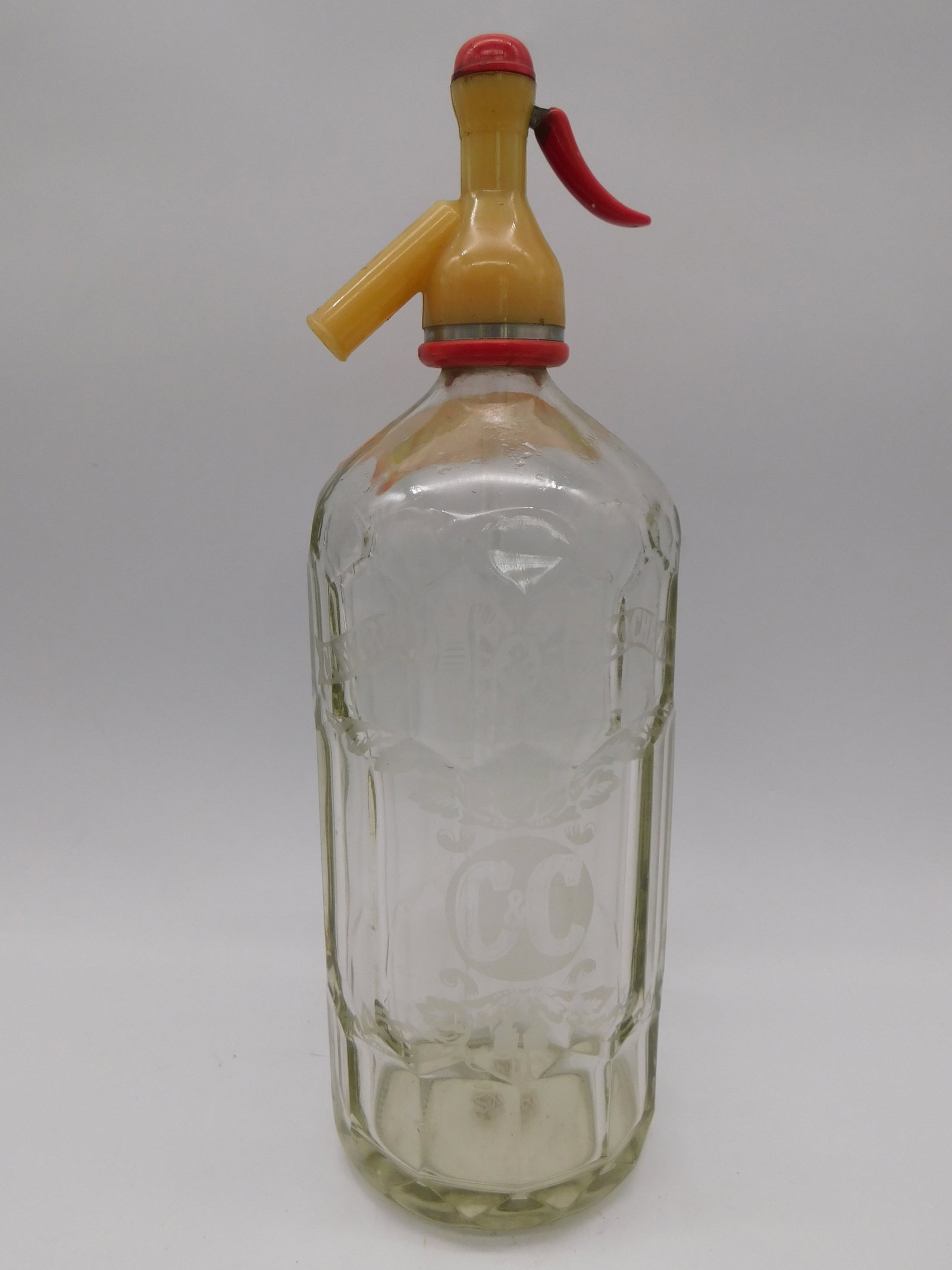Vintage Antique Glass Pump Dispenser Bottle Amber Plastic Red Metal Pharmaceutical: Vintage Antique Glass Pump Dispenser Bottle Amber Plastic Red Metal Pharmaceutical. This charming mid-century collectible features a clear glass cylindrical bottle with embossed decorative patterns