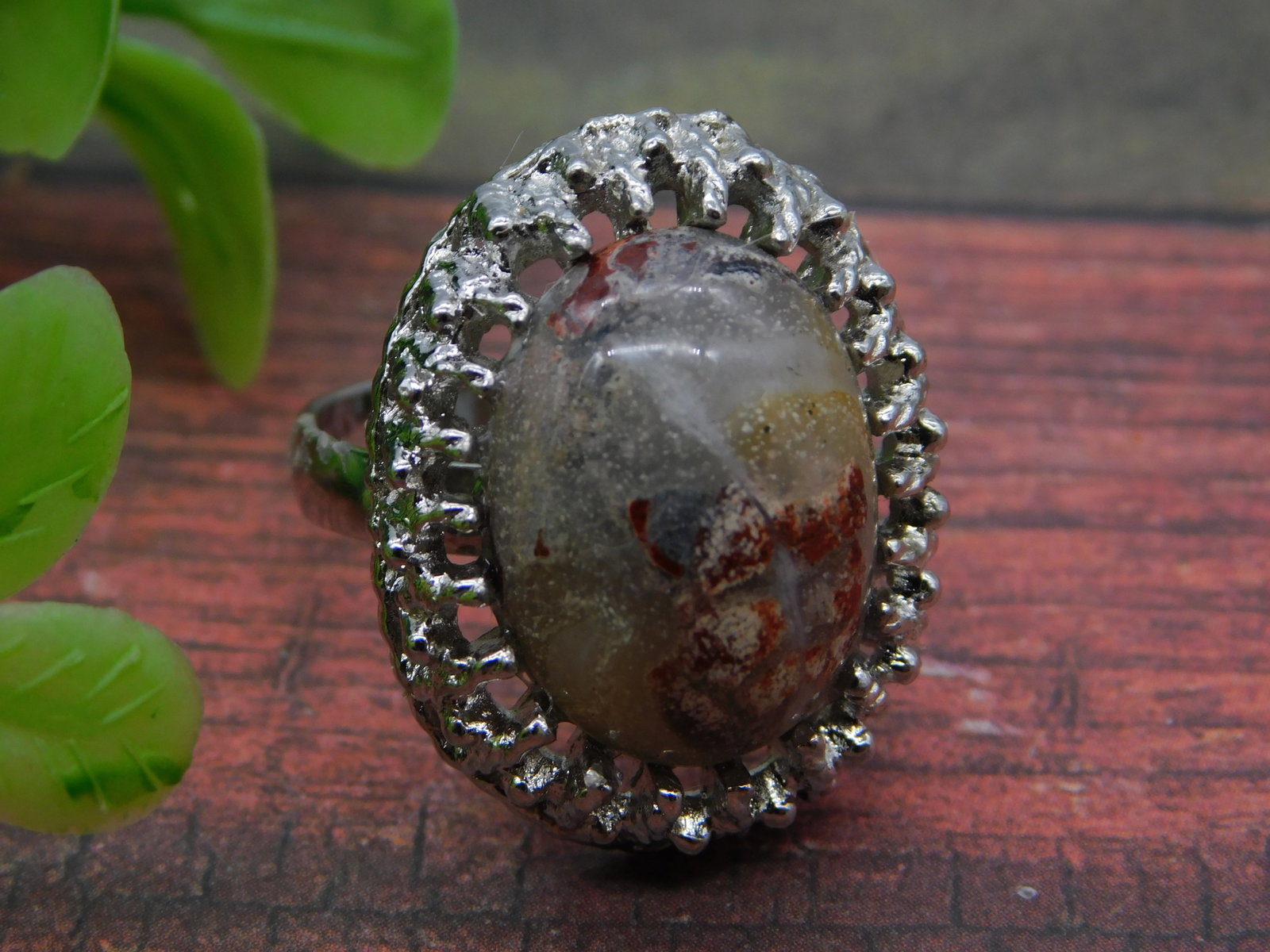 Vintage Antique Silver Tone Ring Filigree Bezel Stone Cabochon Jewelry: Vintage Antique Silver Tone Ring Filigree Bezel Stone Cabochon Jewelry. This charming vintage antique ring showcases exquisite craftsmanship with an ornate white metal bezel featuring refined beaded o