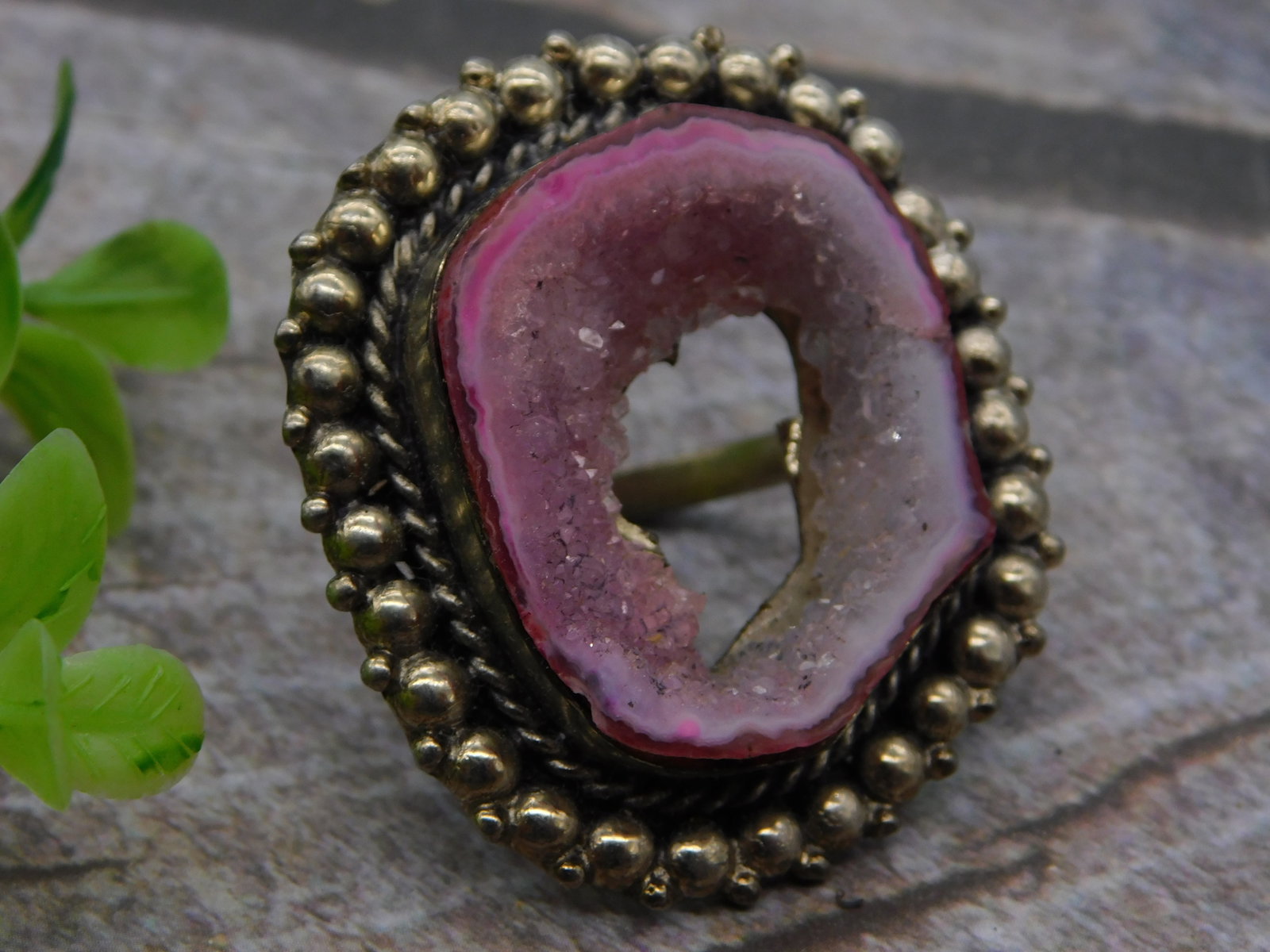 Vintage Agate Geode Polished Stone Ornate Brooch Pin White Metal Beaded: Vintage Agate Geode Polished Stone Ornate Brooch Pin White Metal Beaded. This exquisite vintage brooch features a stunning naturally banded agate or polished geode slice showcasing vivid magenta and p