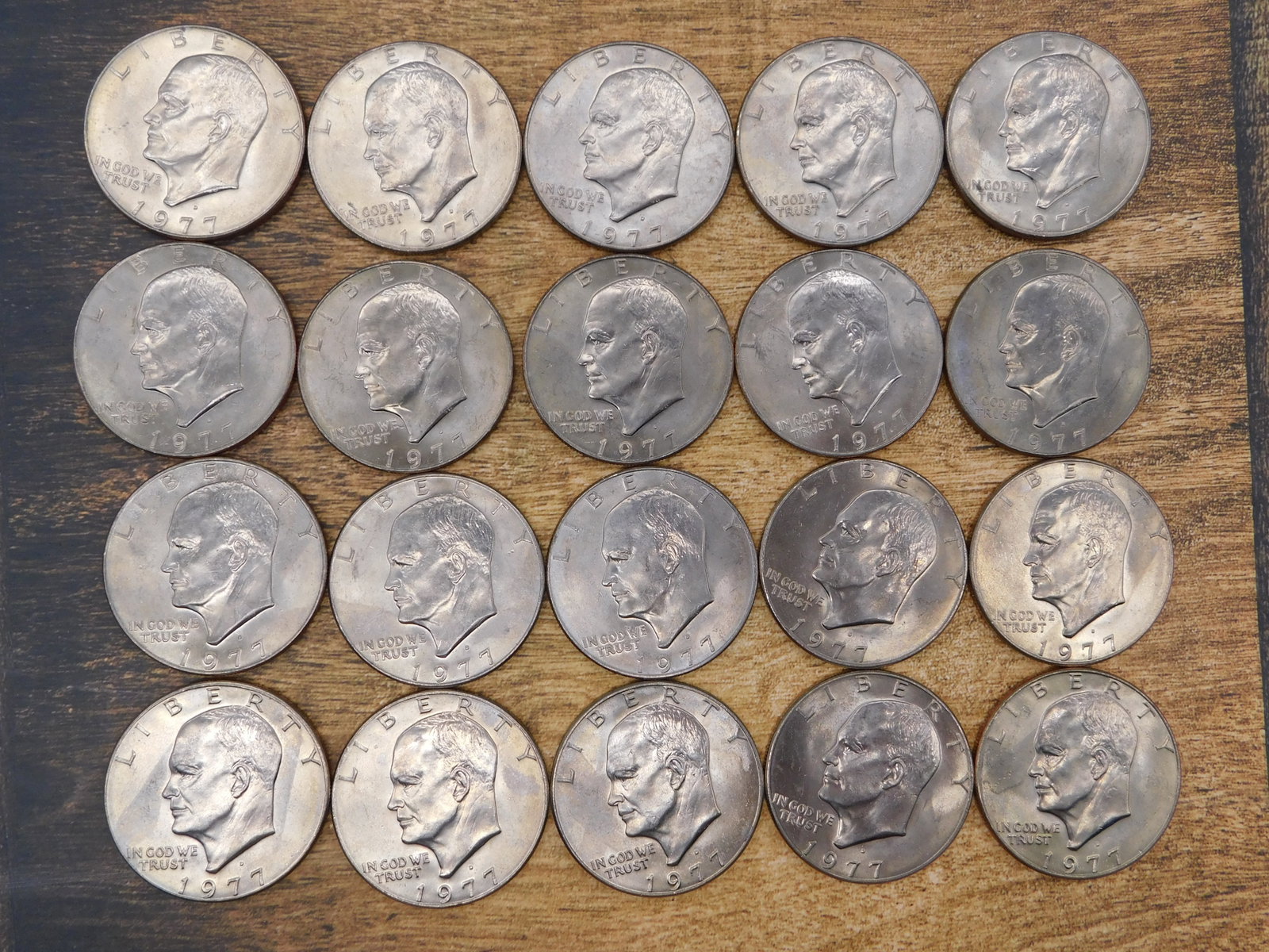 Lot of 20 US Dollar Coins Eisenhower Susan B Anthony 1970s Collection: Lot of 20 US Dollar Coins Eisenhower Susan B Anthony 1970s Collection featuring a curated assemblage of American circulating dollar coins from the 1970s era. This collection comprises 15 Eisenhower do