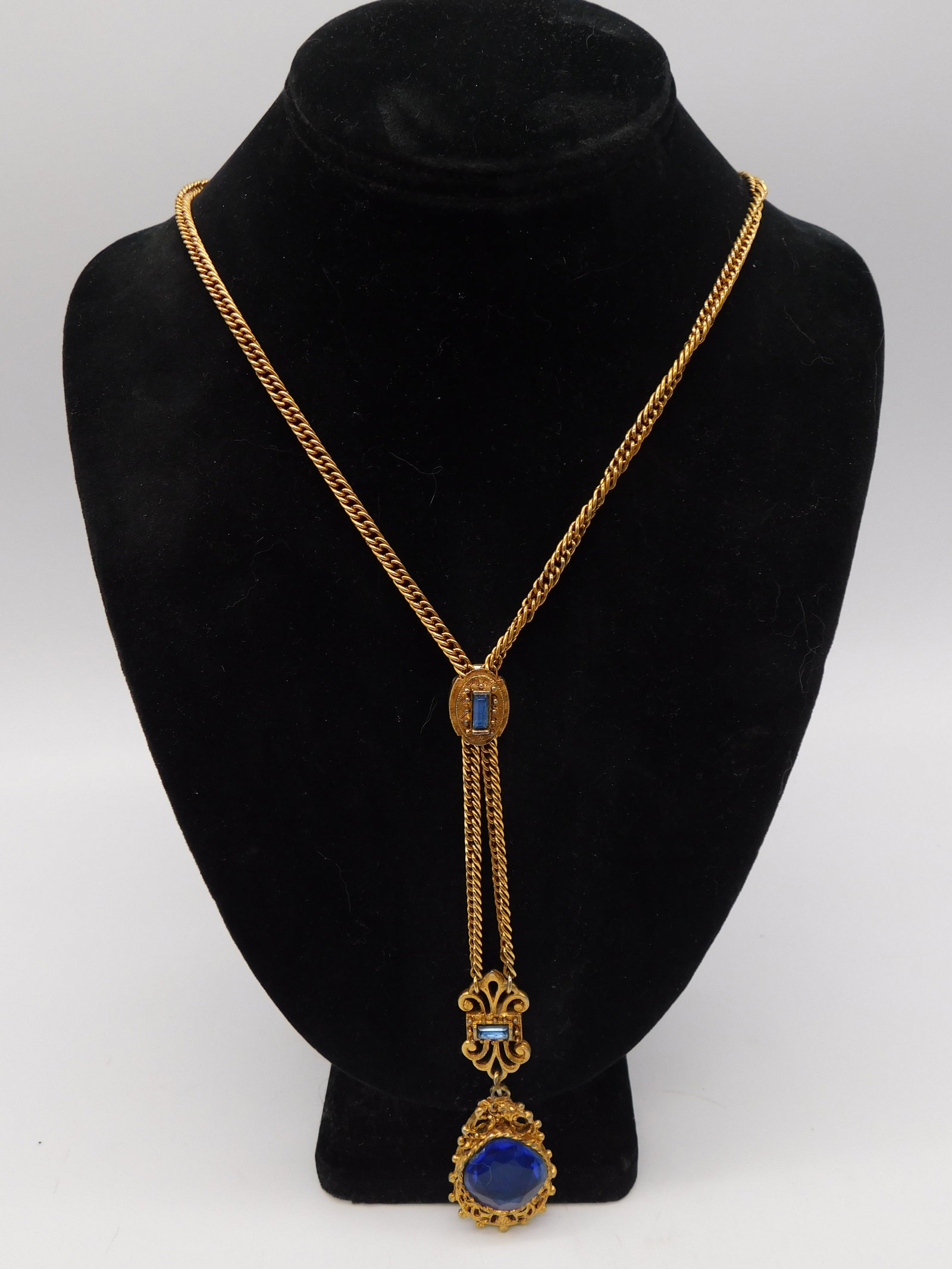 Vintage Antique Gold Tone Chain Bracelet Blue Stone Filigree Jewelry: Vintage Antique Gold Tone Chain Bracelet Blue Stone Filigree Jewelry. This exquisite vintage antique bracelet showcases exceptional craftsmanship with a refined gold-tone twisted rope chain constructi