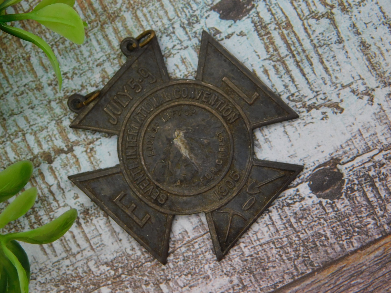 Vintage Antique Military Cross Medal Badge Brass Collectible Ephemera: Vintage Antique Military Cross Medal Badge Brass Collectible Ephemera - This authentic period military decoration features a distinctive cross or star formation with four pointed arms, characteristic 