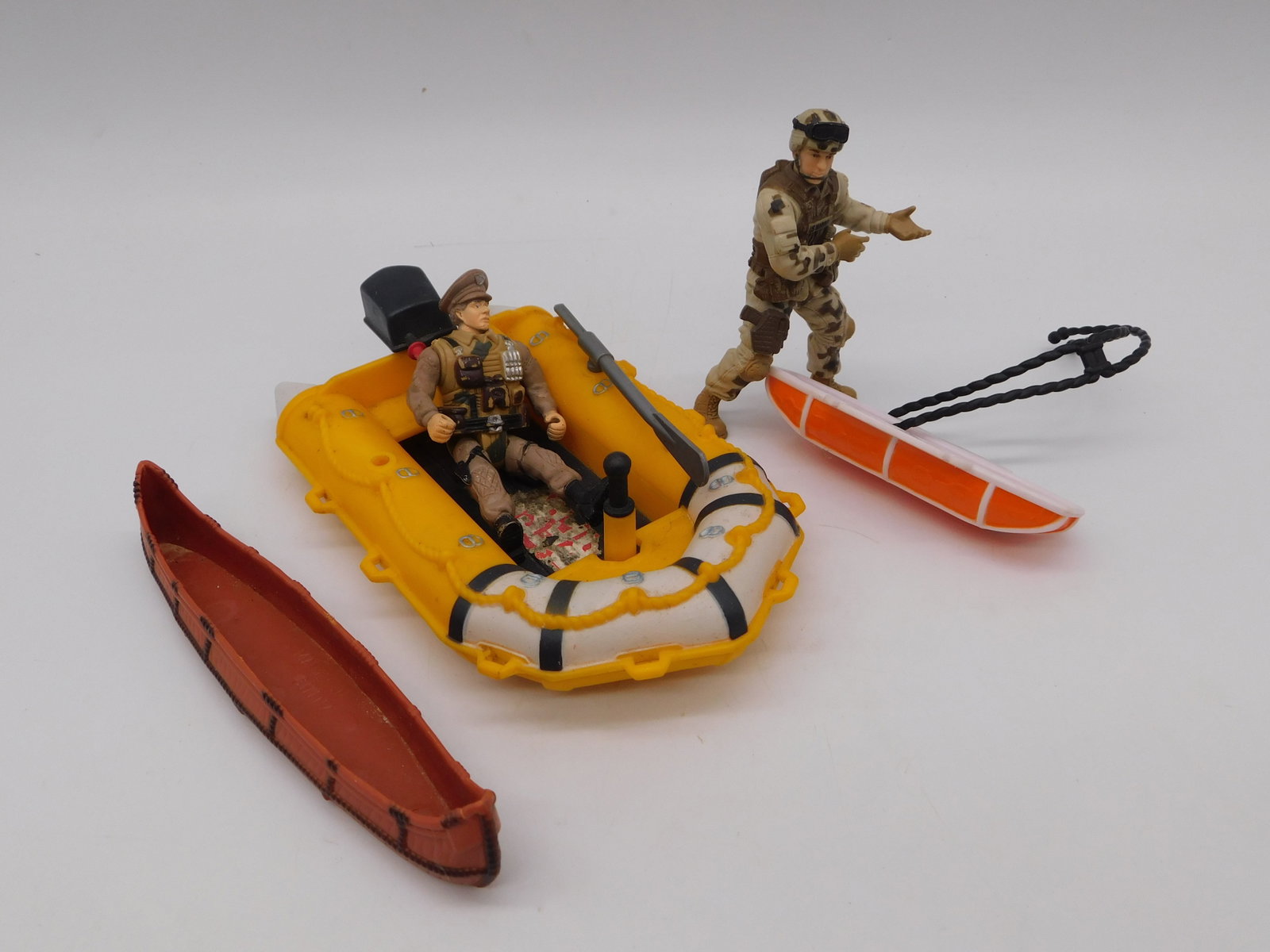 Vintage Military Action Figure Set Combat Soldiers Inflatable Raft Rescue Knife Canoe Playset (1 of 2)