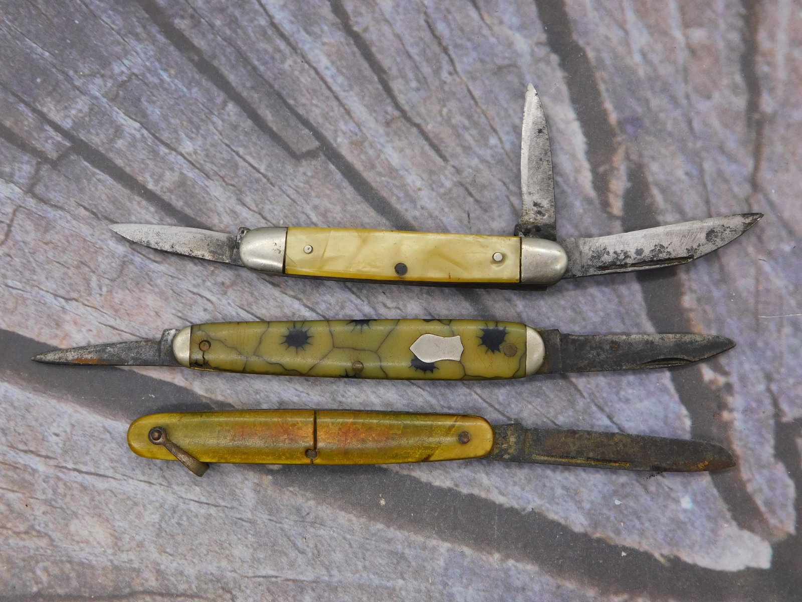 Vintage Antique Bone Handle Pocket Knife Trio Collectible Knives: Vintage Antique Bone Handle Pocket Knife Trio Collectible Knives - This exceptional lot comprises three authentic vintage pocket knives showcasing period craftsmanship and character. The set features 
