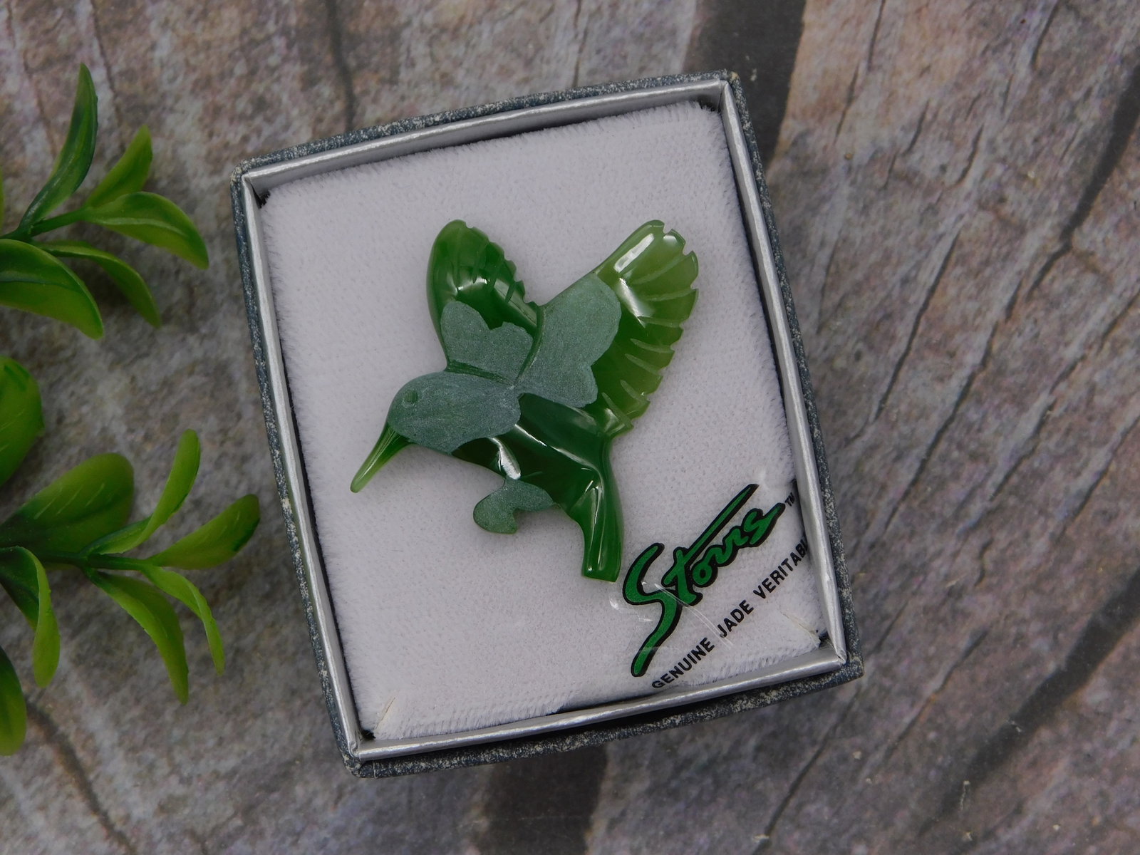 Green Jade Carved Hummingbird Brooch Pin Sora Brand Vintage Collectible: Green Jade Carved Hummingbird Brooch Pin Sora Brand Vintage Collectible. This exquisite jade carving showcases masterful lapidary artistry with a vibrant green hummingbird design rendered in polished