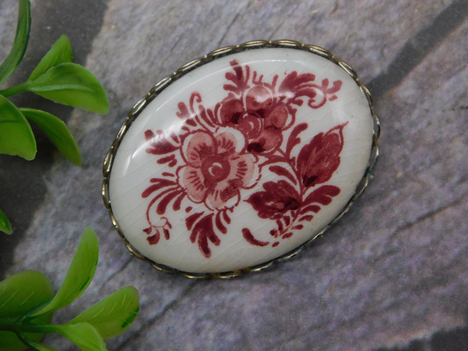 Vintage Antique Porcelain Red Floral Hand Painted Brooch Pin White Metal Jewelry: Vintage Antique Porcelain Red Floral Hand Painted Brooch Pin White Metal Jewelry. This charming vintage antique brooch pin showcases a beautiful hand-painted porcelain oval center featuring an exquisi