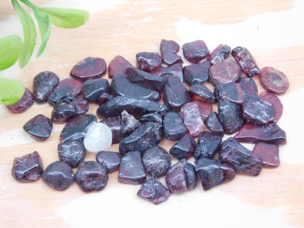 GARNET ROCK STONE LAPIDARY SPECIMEN: GARNET ROCK STONE LAPIDARY SPECIMEN - Authentic estate find offered in our online auction. Perfect for collectors, resellers, and enthusiasts of vintage, antiques, minerals, rocks, crystals, jewelry, 