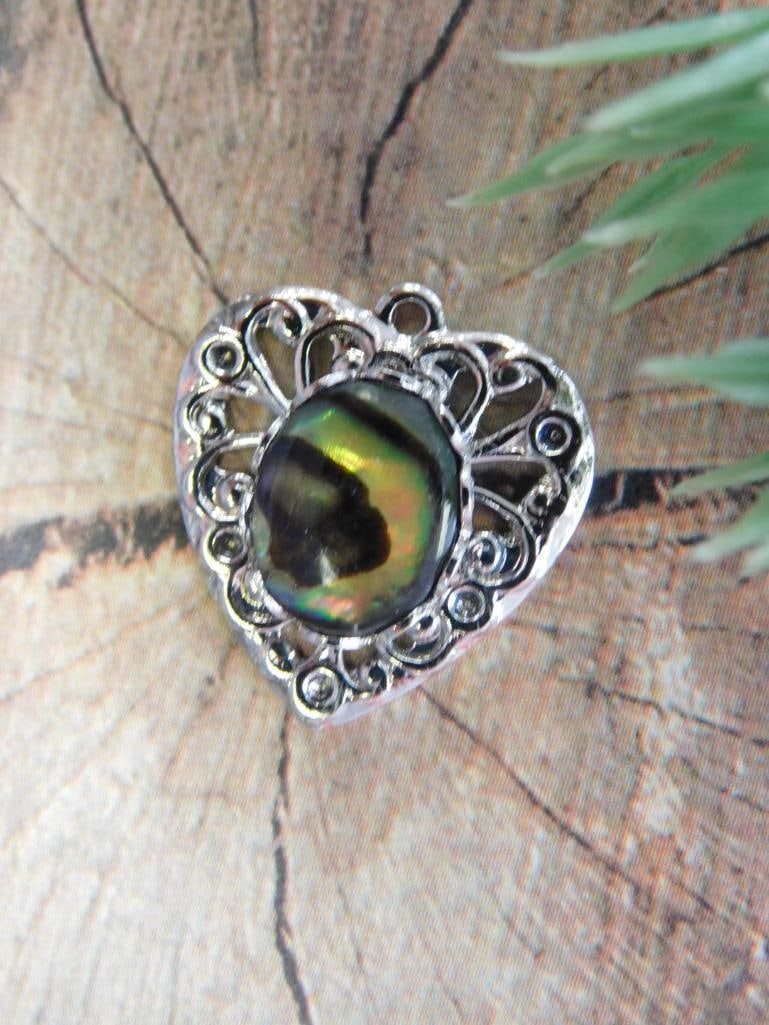 ABALONE HEART PENDANT ROCK STONE LAPIDARY SPECIMEN: ABALONE HEART PENDANT ROCK STONE LAPIDARY SPECIMEN